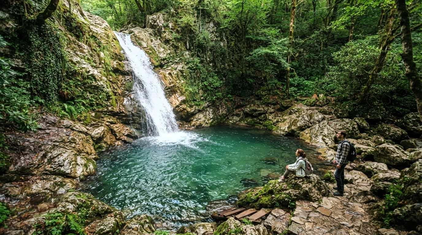 Колодец Любви — природная чаша у водопада Каменный в Наджиго