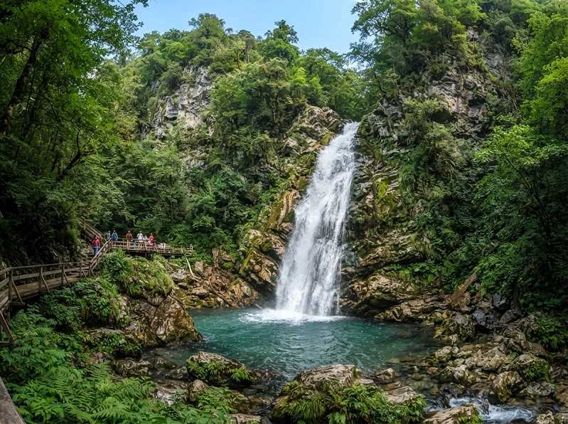 Водопад Удачи — первый и самый высокий в цепочке 33 водопада