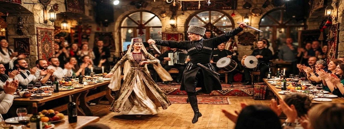 Кавказское застолье: лезгинка и танец с кинжалами на вечернем шоу